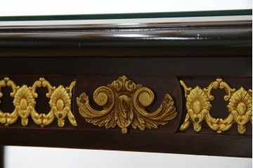 中古　美品　スペイン高級家具　ガラス天板付き　象嵌とゴールドの装飾が高級感を醸し出すダイニングテーブル　(R-074485)