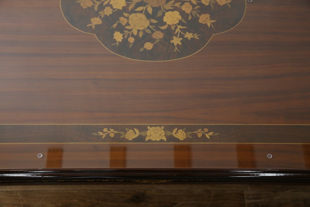 中古　美品　スペイン高級家具　ガラス天板付き　象嵌とゴールドの装飾が高級感を醸し出すダイニングテーブル　(R-074485)