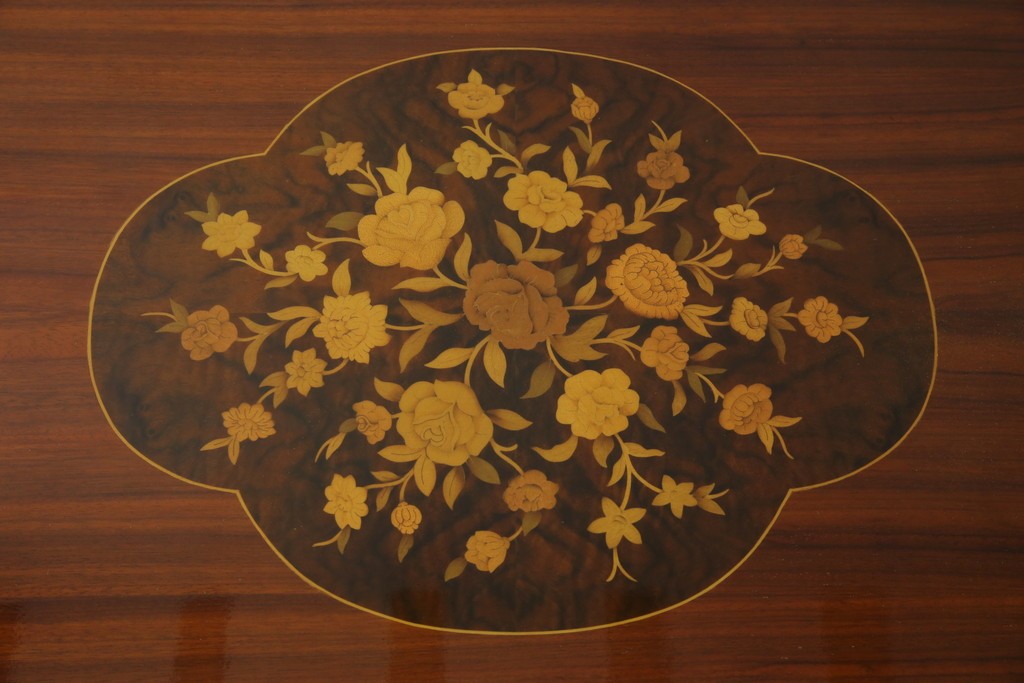 中古　美品　スペイン高級家具　ガラス天板付き　象嵌とゴールドの装飾が高級感を醸し出すダイニングテーブル　(R-074485)