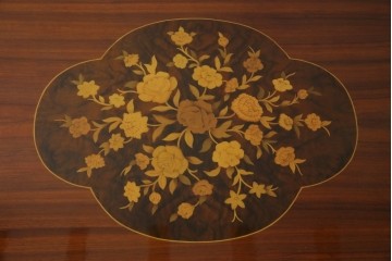 中古　美品　スペイン高級家具　ガラス天板付き　象嵌とゴールドの装飾が高級感を醸し出すダイニングテーブル　(R-074485)