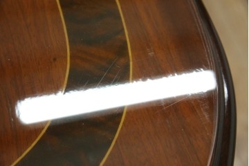 中古　美品　スペイン高級家具　ガラス天板付き　象嵌とゴールドの装飾が高級感を醸し出すダイニングテーブル　(R-074485)