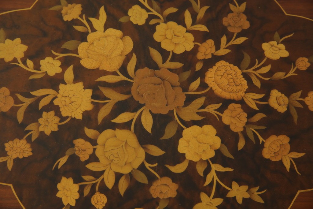 中古　美品　スペイン高級家具　ガラス天板付き　象嵌とゴールドの装飾が高級感を醸し出すダイニングテーブル　(R-074485)