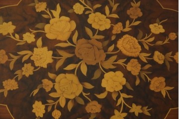 中古　美品　スペイン高級家具　ガラス天板付き　象嵌とゴールドの装飾が高級感を醸し出すダイニングテーブル　(R-074485)