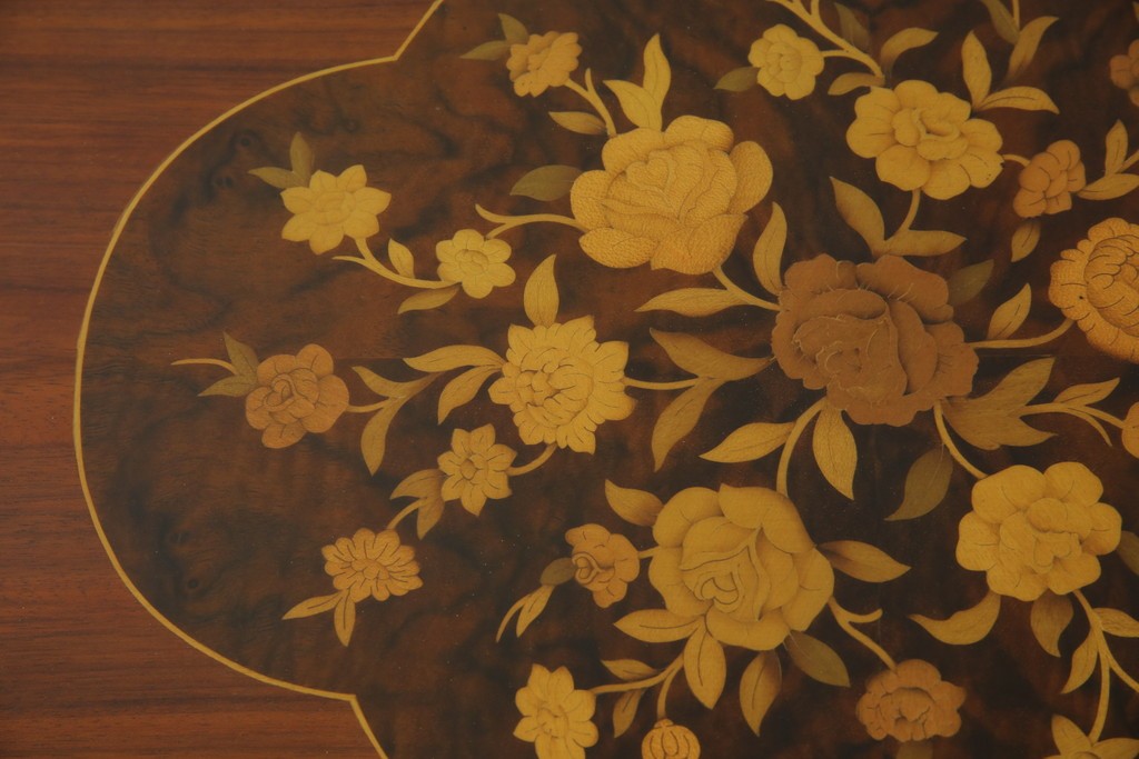 中古　美品　スペイン高級家具　ガラス天板付き　象嵌とゴールドの装飾が高級感を醸し出すダイニングテーブル　(R-074485)