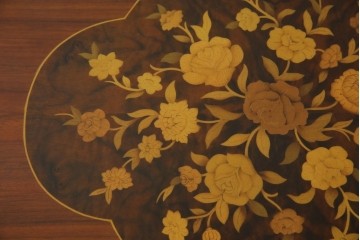 中古　美品　スペイン高級家具　ガラス天板付き　象嵌とゴールドの装飾が高級感を醸し出すダイニングテーブル　(R-074485)