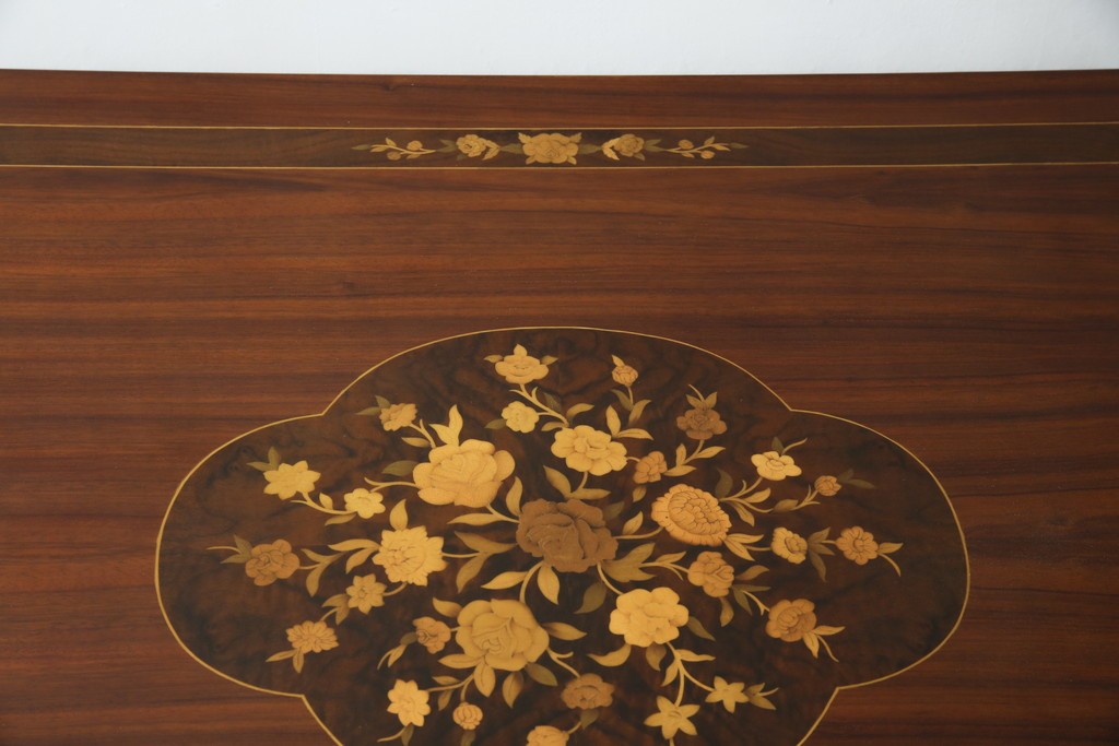 中古　美品　スペイン高級家具　ガラス天板付き　象嵌とゴールドの装飾が高級感を醸し出すダイニングテーブル　(R-074485)