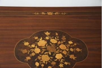 中古　美品　スペイン高級家具　ガラス天板付き　象嵌とゴールドの装飾が高級感を醸し出すダイニングテーブル　(R-074485)