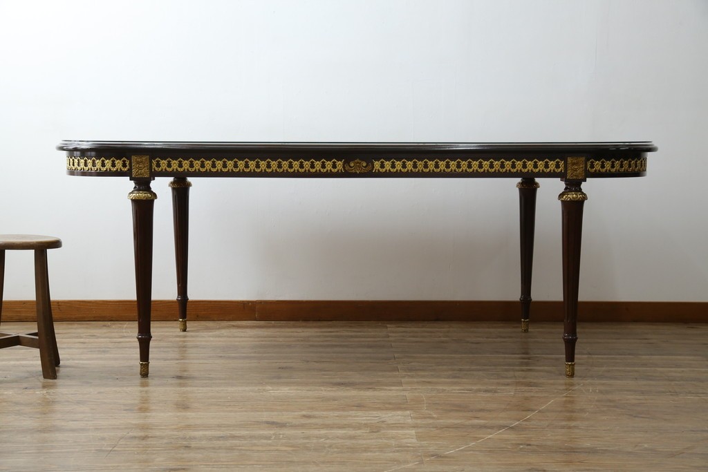 中古　美品　スペイン高級家具　ガラス天板付き　象嵌とゴールドの装飾が高級感を醸し出すダイニングテーブル　(R-074485)