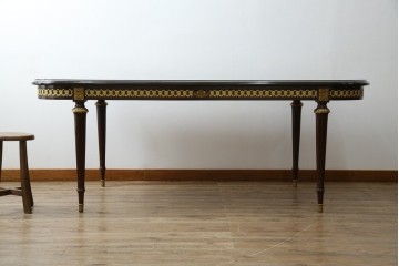 中古　美品　スペイン高級家具　ガラス天板付き　象嵌とゴールドの装飾が高級感を醸し出すダイニングテーブル　(R-074485)