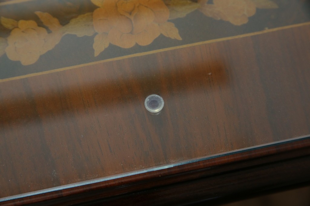 中古　美品　スペイン高級家具　ガラス天板付き　象嵌とゴールドの装飾が高級感を醸し出すダイニングテーブル　(R-074485)