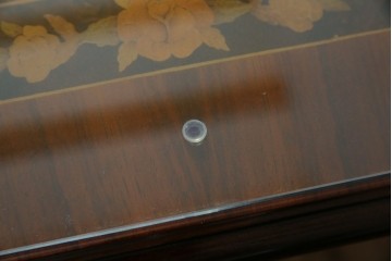 中古　美品　スペイン高級家具　ガラス天板付き　象嵌とゴールドの装飾が高級感を醸し出すダイニングテーブル　(R-074485)