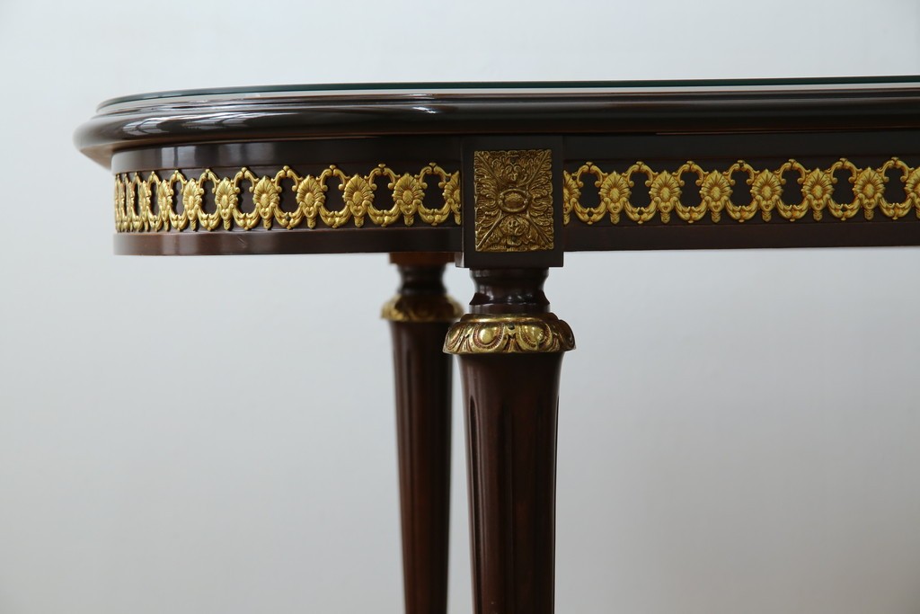 中古　美品　スペイン高級家具　ガラス天板付き　象嵌とゴールドの装飾が高級感を醸し出すダイニングテーブル　(R-074485)
