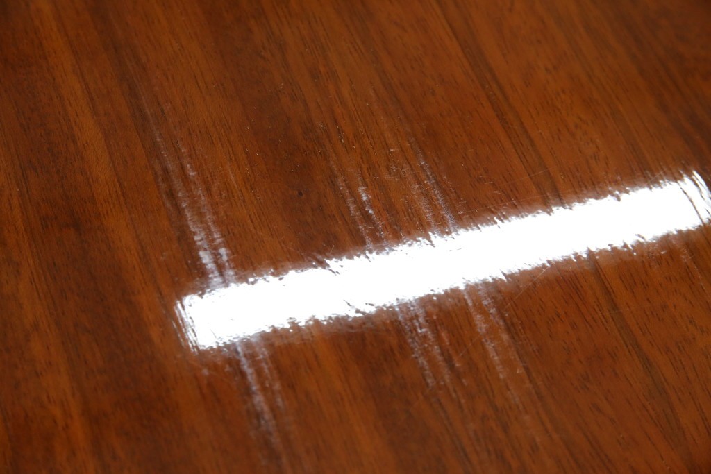 中古　美品　スペイン高級家具　ガラス天板付き　象嵌とゴールドの装飾が高級感を醸し出すダイニングテーブル　(R-074485)