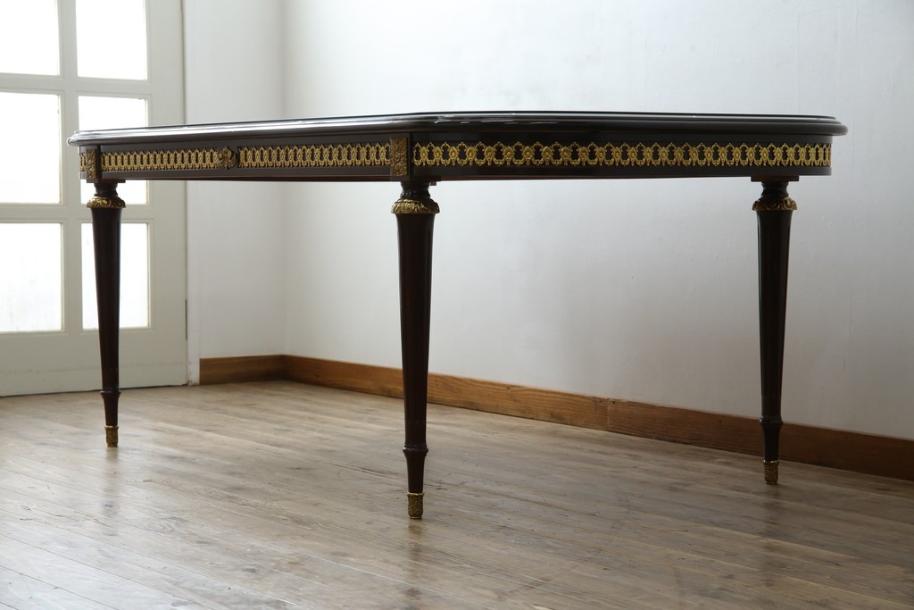 中古　美品　スペイン高級家具　ガラス天板付き　象嵌とゴールドの装飾が高級感を醸し出すダイニングテーブル　(R-074485)