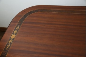 中古　美品　スペイン高級家具　ガラス天板付き　象嵌とゴールドの装飾が高級感を醸し出すダイニングテーブル　(R-074485)