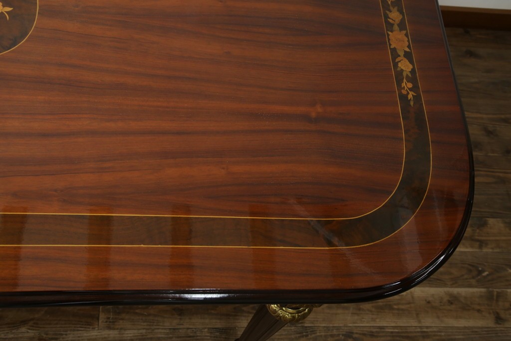 中古　美品　スペイン高級家具　ガラス天板付き　象嵌とゴールドの装飾が高級感を醸し出すダイニングテーブル　(R-074485)