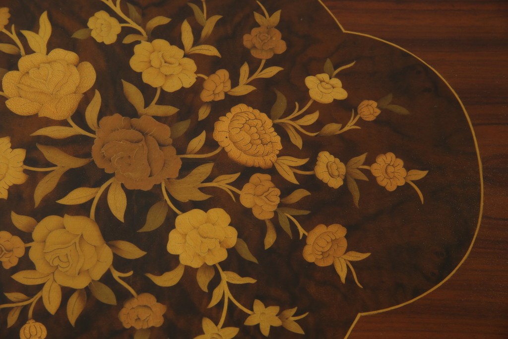 中古　美品　スペイン高級家具　ガラス天板付き　象嵌とゴールドの装飾が高級感を醸し出すダイニングテーブル　(R-074485)