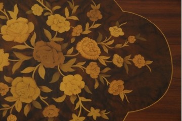 中古　美品　スペイン高級家具　ガラス天板付き　象嵌とゴールドの装飾が高級感を醸し出すダイニングテーブル　(R-074485)