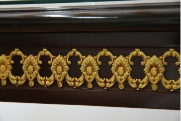 中古　美品　スペイン高級家具　ガラス天板付き　象嵌とゴールドの装飾が高級感を醸し出すダイニングテーブル　(R-074485)