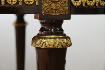 中古　美品　スペイン高級家具　ガラス天板付き　象嵌とゴールドの装飾が高級感を醸し出すダイニングテーブル　(R-074485)