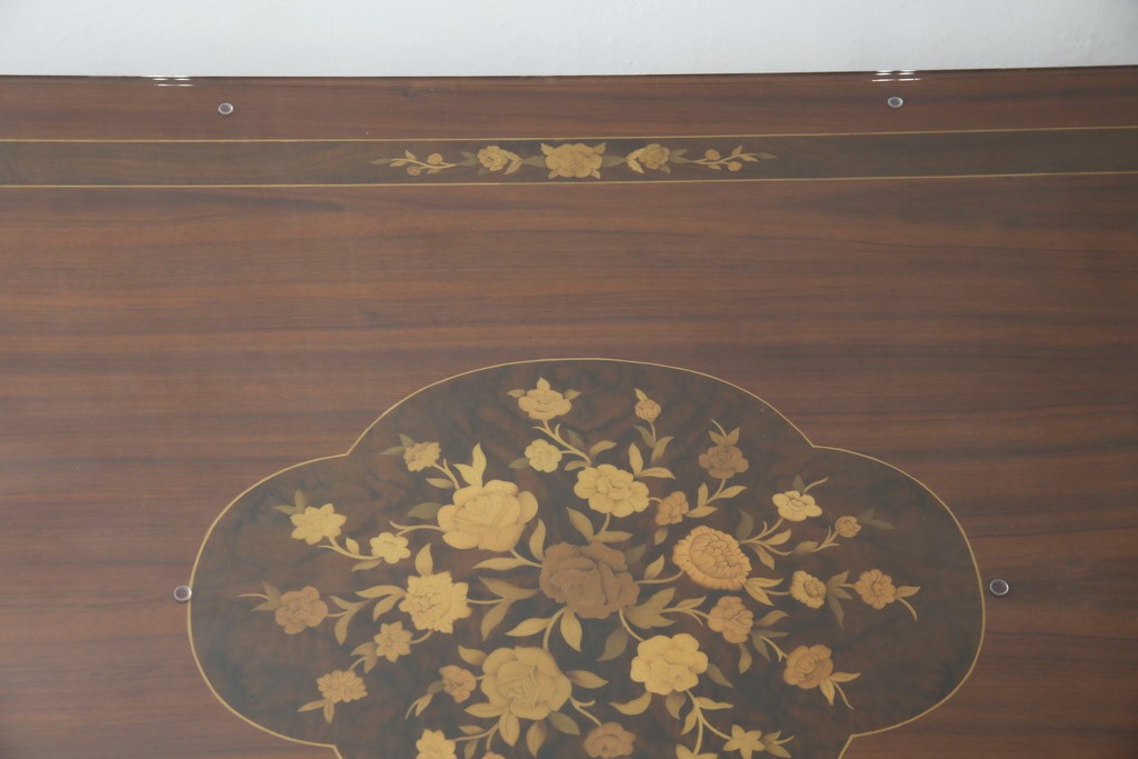 中古　美品　スペイン高級家具　ガラス天板付き　象嵌とゴールドの装飾が高級感を醸し出すダイニングテーブル　(R-074485)