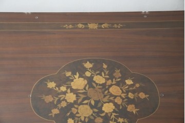 中古　美品　スペイン高級家具　ガラス天板付き　象嵌とゴールドの装飾が高級感を醸し出すダイニングテーブル　(R-074485)