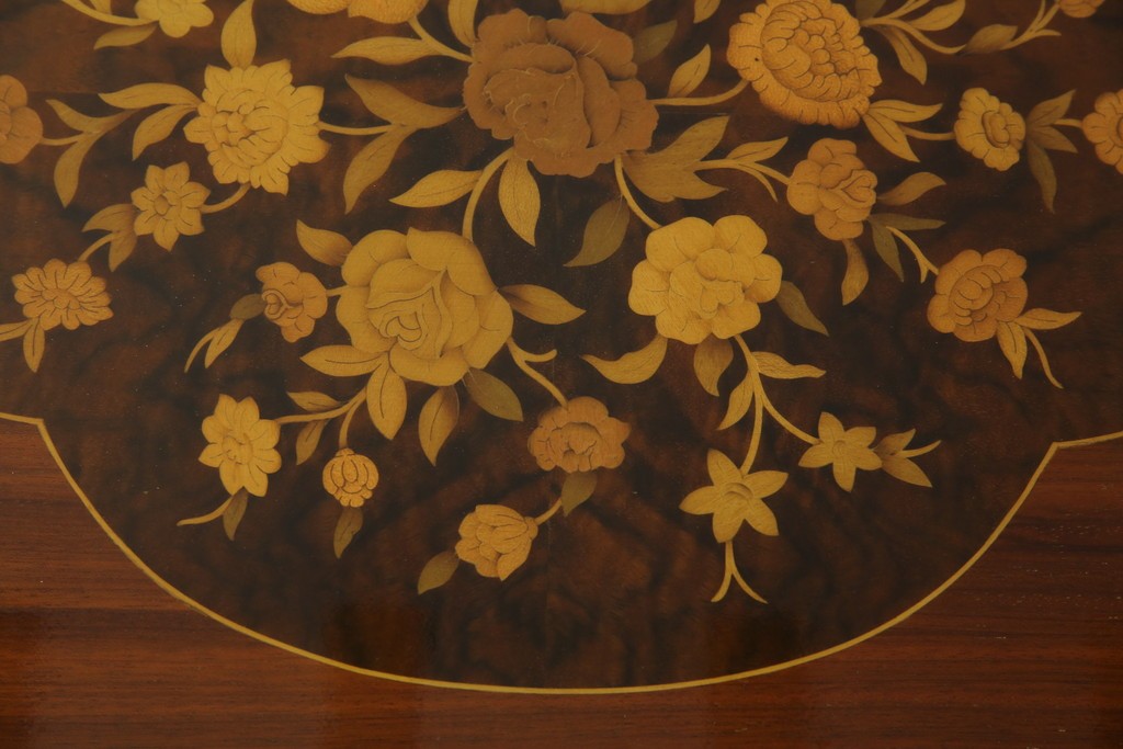 中古　美品　スペイン高級家具　ガラス天板付き　象嵌とゴールドの装飾が高級感を醸し出すダイニングテーブル　(R-074485)