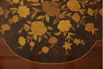 中古　美品　スペイン高級家具　ガラス天板付き　象嵌とゴールドの装飾が高級感を醸し出すダイニングテーブル　(R-074485)