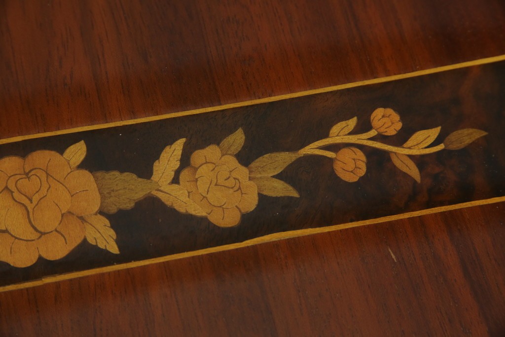 中古　美品　スペイン高級家具　ガラス天板付き　象嵌とゴールドの装飾が高級感を醸し出すダイニングテーブル　(R-074485)