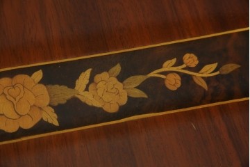 中古　美品　スペイン高級家具　ガラス天板付き　象嵌とゴールドの装飾が高級感を醸し出すダイニングテーブル　(R-074485)