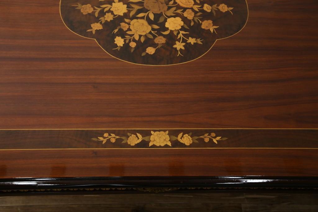 中古　美品　スペイン高級家具　ガラス天板付き　象嵌とゴールドの装飾が高級感を醸し出すダイニングテーブル　(R-074485)