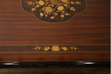 中古　美品　スペイン高級家具　ガラス天板付き　象嵌とゴールドの装飾が高級感を醸し出すダイニングテーブル　(R-074485)