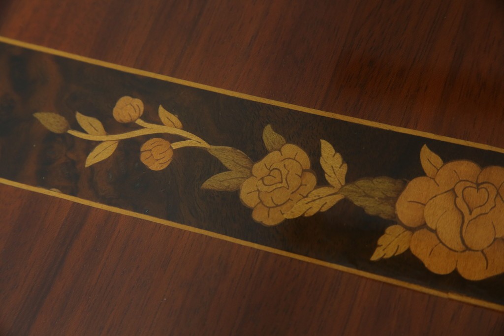 中古　美品　スペイン高級家具　ガラス天板付き　象嵌とゴールドの装飾が高級感を醸し出すダイニングテーブル　(R-074485)