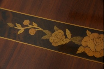 中古　美品　スペイン高級家具　ガラス天板付き　象嵌とゴールドの装飾が高級感を醸し出すダイニングテーブル　(R-074485)