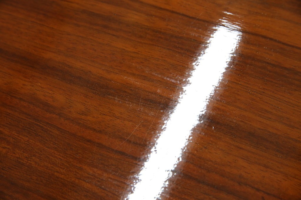 中古　美品　スペイン高級家具　ガラス天板付き　象嵌とゴールドの装飾が高級感を醸し出すダイニングテーブル　(R-074485)