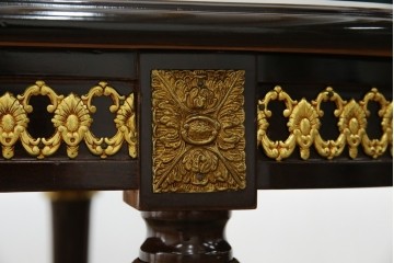 中古　美品　スペイン高級家具　ガラス天板付き　象嵌とゴールドの装飾が高級感を醸し出すダイニングテーブル　(R-074485)