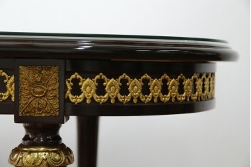 中古　美品　スペイン高級家具　ガラス天板付き　象嵌とゴールドの装飾が高級感を醸し出すダイニングテーブル　(R-074485)