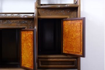 和製ビンテージ　未使用　展示品　花梨(カリン)材　鳥眼杢(バーズアイ)　凝った意匠が素敵な茶棚(飾り棚、収納棚、戸棚、ヴィンテージ)(R-074490)