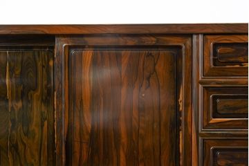 和製ビンテージ　未使用　展示品　シャム柿(ジリコテ)材　奥深く味のある色合いが目を惹くサイドボード(収納棚、戸棚、茶箪笥、水屋箪笥、サイドキャビネット、ヴィンテージ)(R-074492)