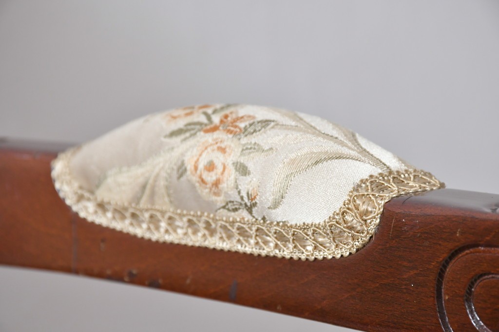 中古　スペイン高級家具　クラシカルな意匠が美しいオーバルバックのダイニングチェア2脚セット　(R-074501)