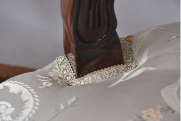 中古　スペイン高級家具　クラシカルな意匠が美しいオーバルバックのダイニングチェア2脚セット　(R-074501)