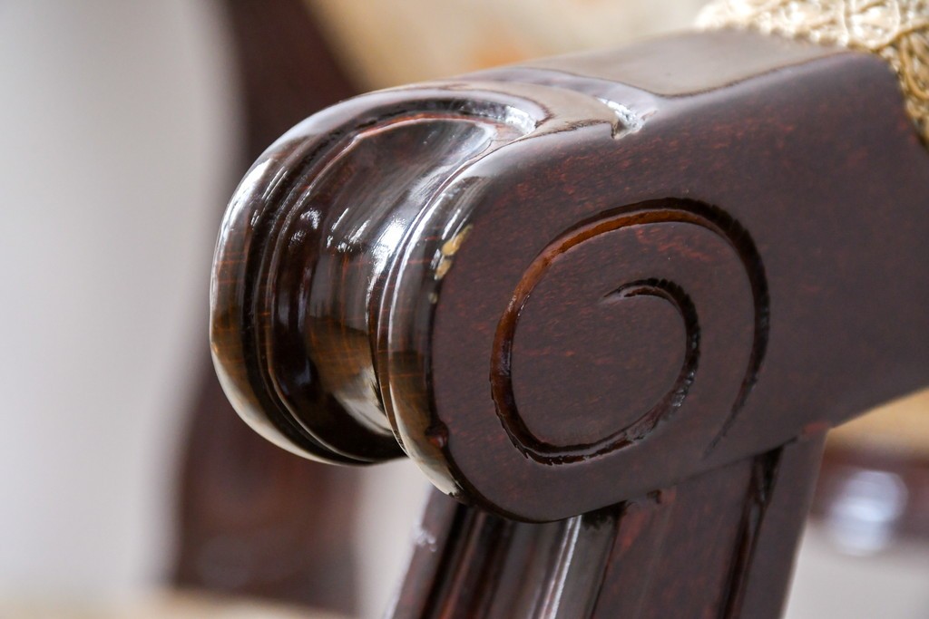 中古　スペイン高級家具　クラシカルな意匠が美しいオーバルバックのダイニングチェア2脚セット　(R-074501)