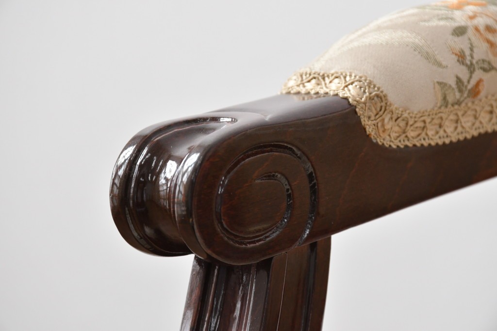 中古　スペイン高級家具　クラシカルな意匠が美しいオーバルバックのダイニングチェア2脚セット　(R-074501)