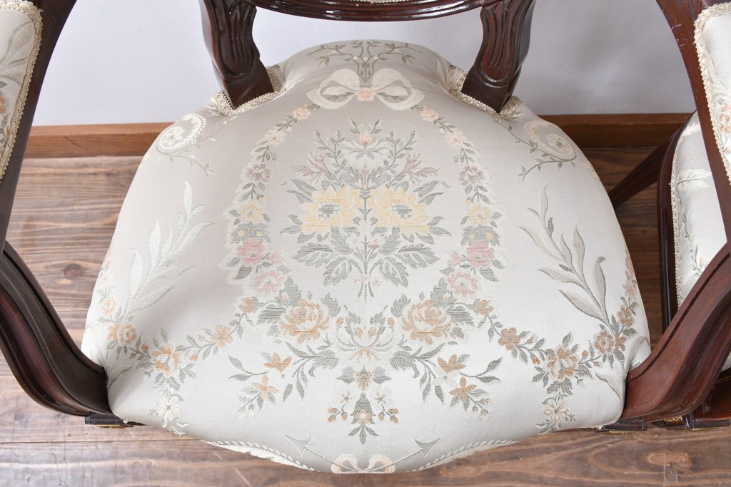 中古　スペイン高級家具　クラシカルな意匠が美しいオーバルバックのダイニングチェア2脚セット　(R-074501)