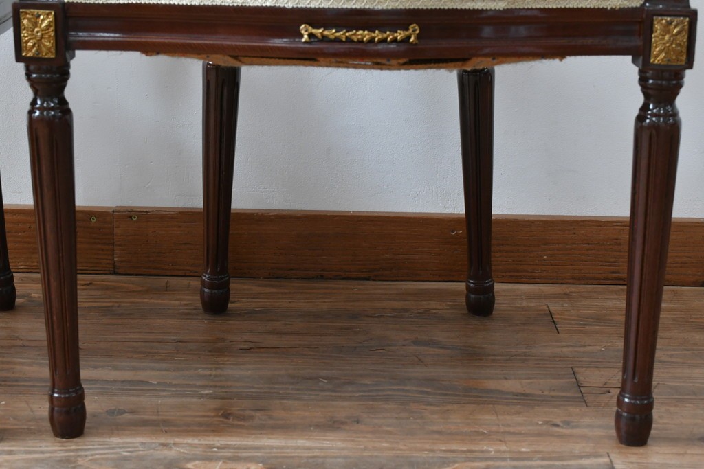 中古　スペイン高級家具　クラシカルな意匠が美しいオーバルバックのダイニングチェア2脚セット　(R-074501)