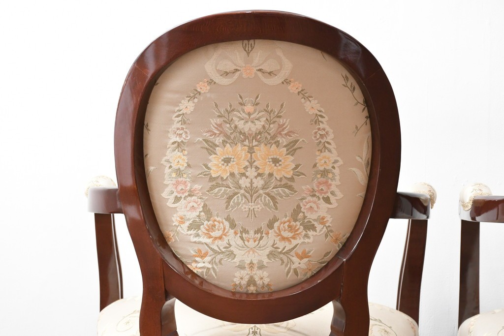 中古　スペイン高級家具　クラシカルな意匠が美しいオーバルバックのダイニングチェア2脚セット　(R-074501)