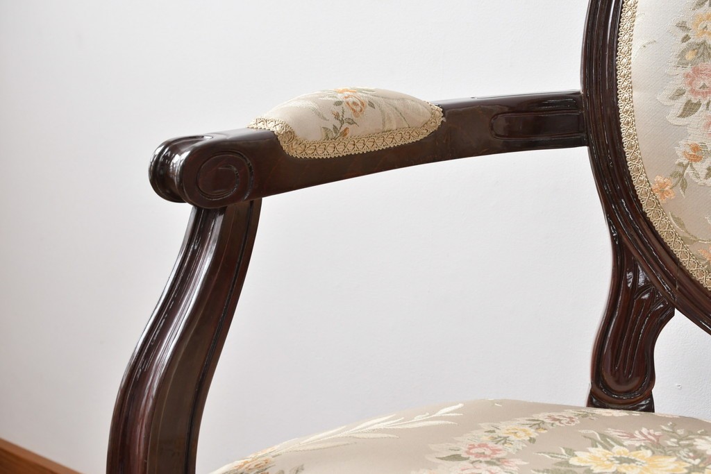 中古　スペイン高級家具　クラシカルな意匠が美しいオーバルバックのダイニングチェア2脚セット　(R-074501)