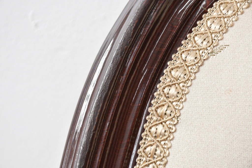 中古　スペイン高級家具　クラシカルな意匠が美しいオーバルバックのダイニングチェア2脚セット　(R-074501)