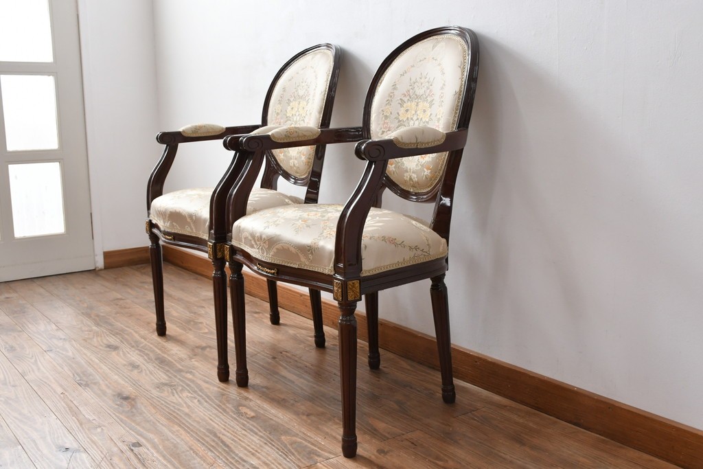 中古　スペイン高級家具　クラシカルな意匠が美しいオーバルバックのダイニングチェア2脚セット　(R-074501)