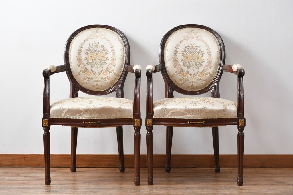中古　スペイン高級家具　クラシカルな意匠が美しいオーバルバックのダイニングチェア2脚セット　(R-074501)